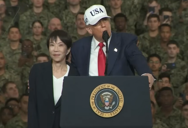 트럼프 대통령이 28일 가나가와현 요코스카 미 해군기지에서 연설 중 다카이치 총리의 어깨를 끌어안는 장면. Diario AS 유튜브 캡처