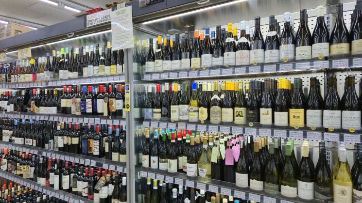 온누리상품권 할인 등으로 '수입주류의 성지'로 불리는 서울 시내 한 식자재마트 주류 코너.