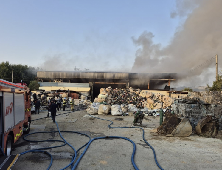 광주 서구 덕흥동 한 폐기물 공장에서 화재가 발생해 소방당국이 진화에 나섰다. 광주 서구 제공.