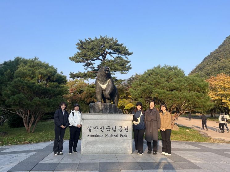 강원관광재단과 강원특별자치도, 속초시가 일본 국적 크루즈 선사인 미츠이 오션 크루즈(Mitsui Ocean Cruise) 관계자 2명을 초청해 지난 28일부터 31일까지 4일간 속초항 크루즈 초청 답사 여행(팸투어)를 진행하고 있다. 강원관광재단 제공
