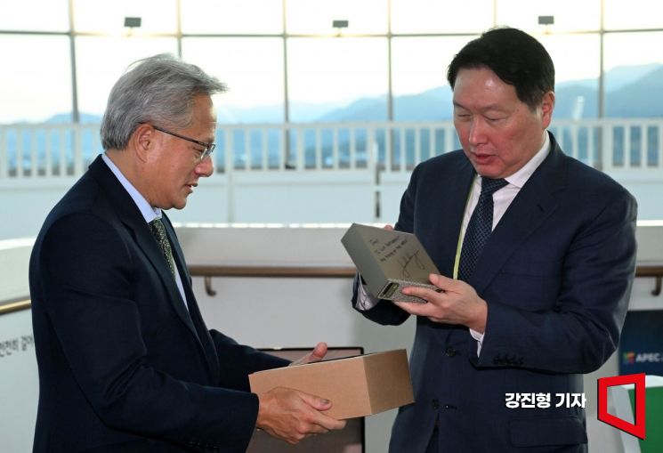 젠슨 황 엔비디아 CEO가 지난달 31일 경북 경주시 경주예술의전당에서 열린 아시아태평양경제협력체(APEC) CEO 서밋에 참석해 최태원 대한상의 회장과 만나 AI슈퍼컴퓨터 'DGX스파크'를 선물하고 있다.