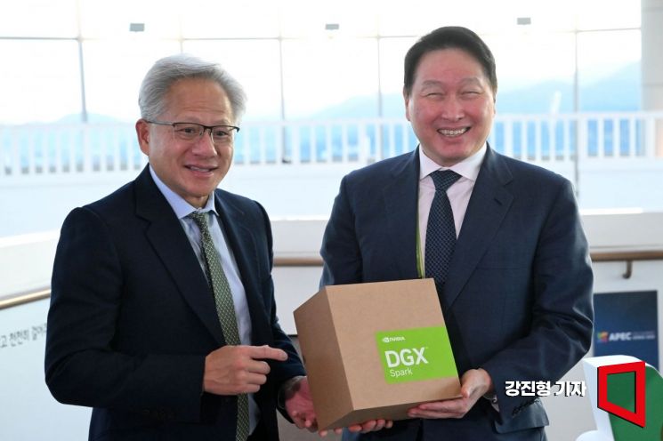 젠슨 황 엔비디아 CEO가 31일 경북 경주시 경주예술의전당에서 열린 아시아태평양경제협력체(APEC) CEO 서밋에 참석해 최태원 대한상의 회장과 만나 AI슈퍼컴퓨터 'DGX스파크'를 선물하고 있다. 2025.10.31 강진형 기자