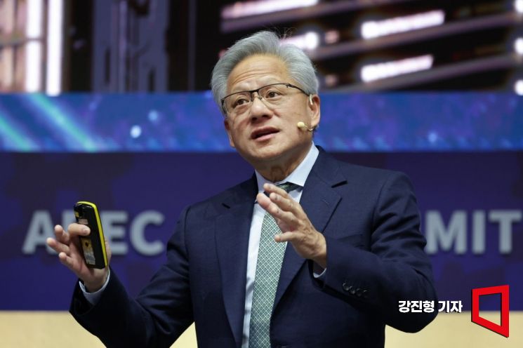 젠슨 황 엔비디아 최고경영자(CEO)가 31일 경북 경주시 경주예술의전당에서 열린 'APEC CEO 서밋' 마지막 특별 세션에서 연설하고 있다.