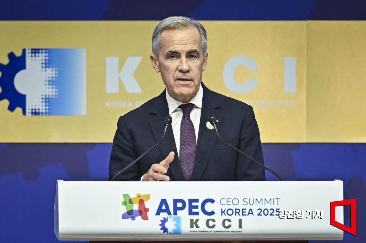 마크 카니 캐나다 총리가 지난달 31일 경북 경주예술의전당에서 열린 아시아태평양경제협력체(APEC) 정상회의 최고 경영자(CEO) 서밋에서 정상 특별연설을 하고 있다. 강진형 기자
