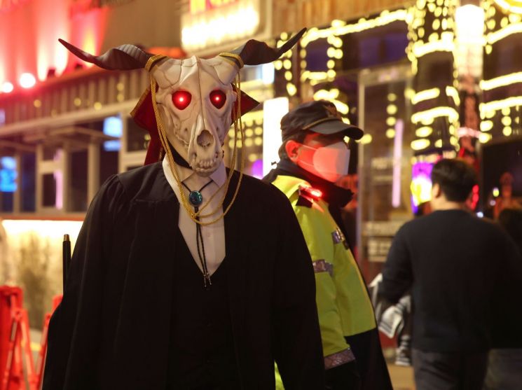 '핼러윈 데이'인 31일 서울 용산구 이태원 세계음식문화의 거리에서 한 시민이 분장을 한 채 걸어가고 있다. 연합뉴스