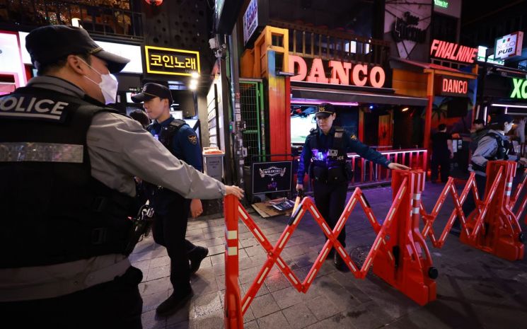 서울 용산구 이태원 세계음식문화의 거리 일대에서 서울경찰 기동순찰대원들이 핼러윈 데이를 앞두고 다중밀집 예방 순찰을 하며 거리에 설치된 이동식 중앙 분리대를 점검하고 있다. 연합뉴스
