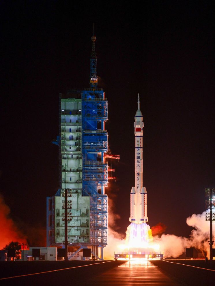 중국의 유인우주선 선저우 21호가 31일 오후 주취안 위성발사센터에서 ‘창정 2F 야오 21호’ 로켓에 실려 발사되고 있다. 신화연합뉴스