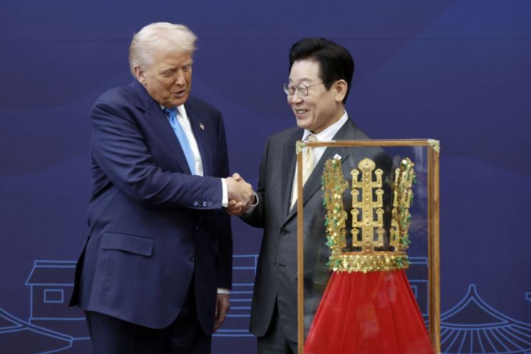 이재명 대통령이 지난달 29일 경북 경주박물관에서 도널드 트럼프 미국 대통령에게 '천마총 금관 모형'을 선물한 뒤 악수하고 있다. 연합뉴스
