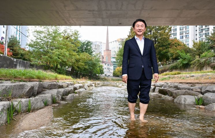 김동근 시장이 지난 31일 '호원천 생태하천 복원사업 준공식'에서 호원천을 둘러보고 있다. 의정부시 제공