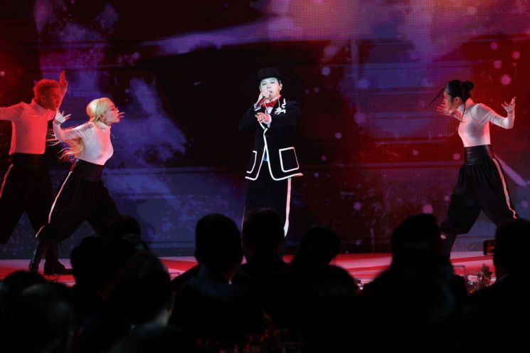 가수 지드래곤이 지난달 31일 경북 경주시 라한셀렉트호텔에서 열린 2025 아시아태평양경제협력체(APEC) 정상회의 환영 만찬에서 공연을 펼치고 있다. 연합뉴스