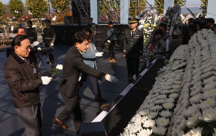 김진태 강원특별자치도지사가 1일 제75주년 춘천지구전투 전승행사에 참석해 헌화를 하고 있다. 강원도 제공