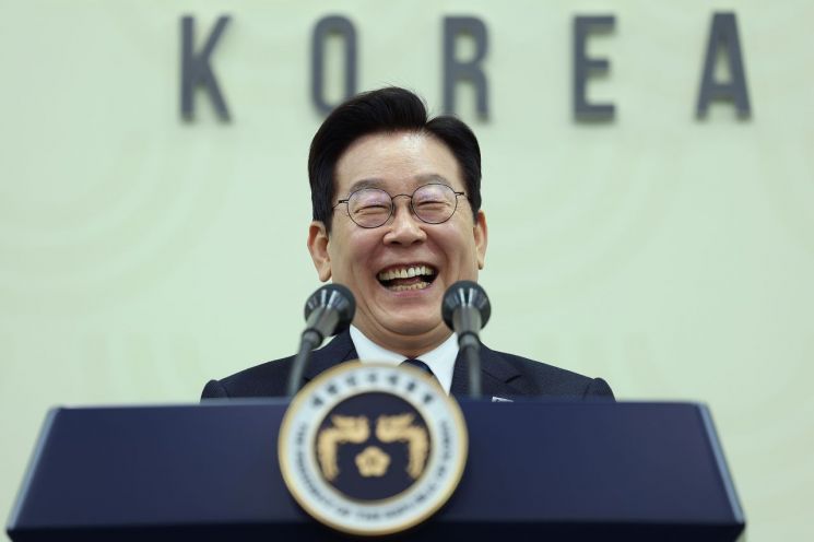 이재명 대통령이 1일 경주화백컨벤션센터(HICO)에서 열린 2025 아시아태평양경제협력체(APEC) 정상회의 기자회견에서 함박웃음을 짓고 있다. 연합뉴스