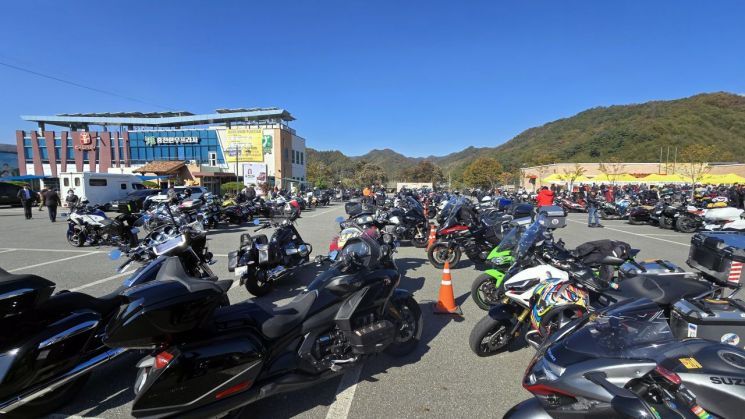 홍천군이 1일 지역 대표 축제인 제23회 홍천 인삼·한우축제와 연계해 개최된 전국 라이더 교류 행사 '제1회 홍천라이더스데이'를 늘푸름한우프라자 일원에서 개최하고 있다. 홍천군 제공