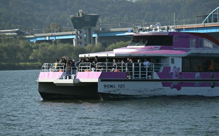 한강버스가 정식 운항을 재개한 1일 시민들이 선박에 탑승했다. 서울시 제공