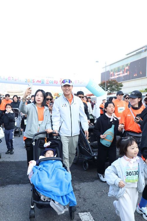 오세훈 서울시장이 1일 오전 광화문광장에서 열린 '2025 서울 유아차 런' 참가자들과 함께 유아차를 끌며 세종대로를 걷고 있다. 서울시 제공