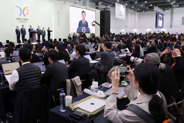 이재명 대통령이 1일 경주화백컨벤션센터(HICO)에서 2025 아시아태평양경제협력체(APEC) 정상회의 기자회견을 하고 있다. 연합뉴스