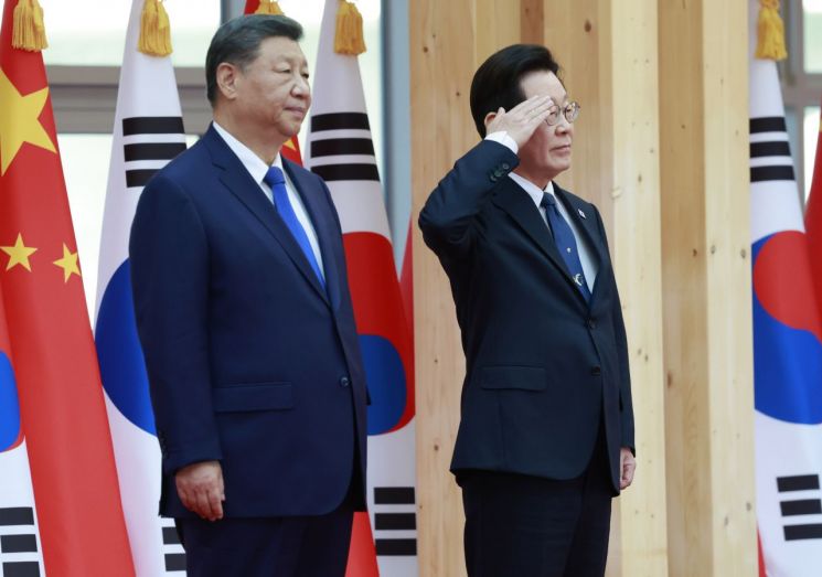 이재명 대통령이 1일 경북 국립경주박물관에서 열린 시진핑 중국 국가주석 공식 환영식에서 거수경례하고 있다. 연합뉴스