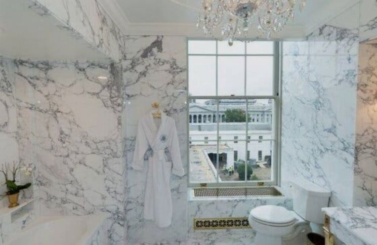 사방이 대리석에 황금빛 '번쩍'…트럼프, 리모델링한 백악관 욕실 공개