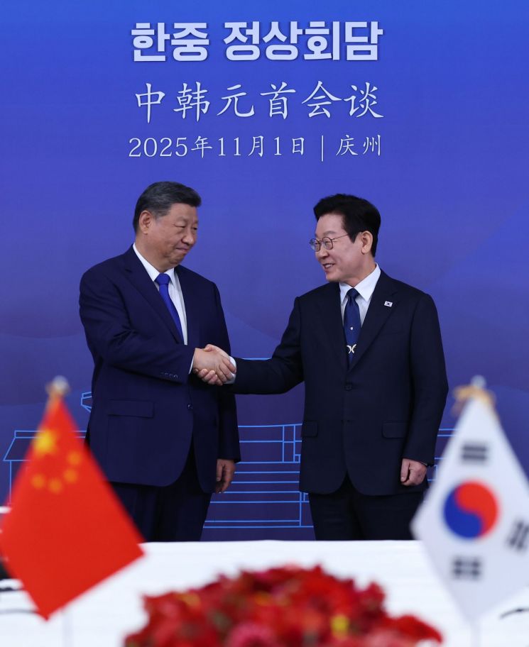 이재명 대통령과 시진핑 중국 국가주석이 1일 경북 국립경주박물관에서 한중 정상회담에 앞서 악수하고 있다. 연합뉴스