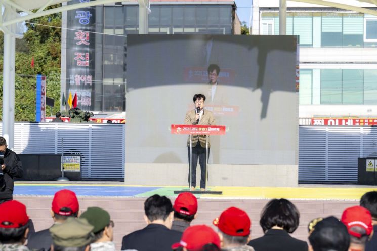 김병수 김포시장이 1일 '2025 김포 해병대 문화축제'에 참석해 환영사를 하고 있다. 김포시 제공