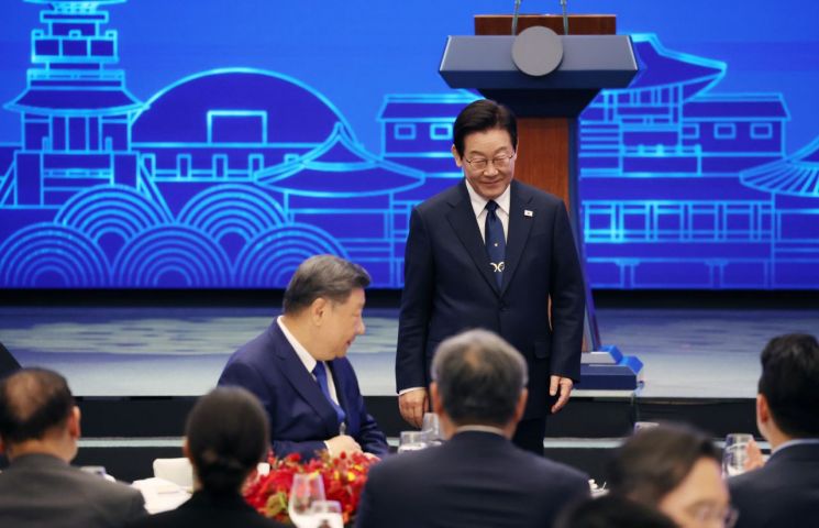 이재명 대통령이 1일 경북 경주 소노캄에서 열린 시진핑 중국 국가주석을 위한 국빈만찬에서 발언 후 자리로 돌아오고 있다. 연합뉴스