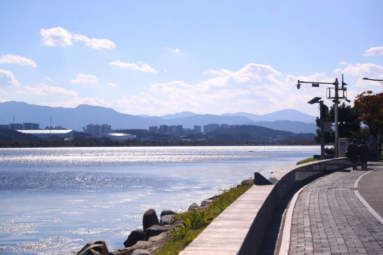 완연한 가을 날씨를 보인 1일 강원 강릉시 저동 경포호에 윤슬이 반짝이고 있다. 연합뉴스 제공