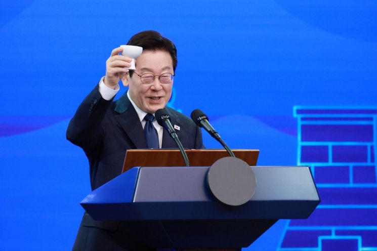 이재명 대통령이 1일 경북 경주 소노캄에서 열린 시진핑 중국 국가주석을 위한 국빈만찬에서 건배사를 하고 있다. 연합뉴스