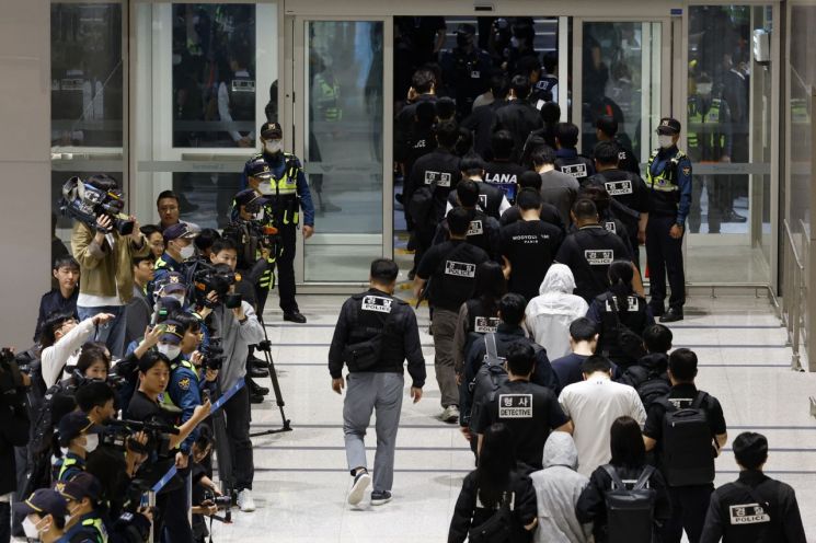 캄보디아 온라인 사기에 가담해 구금된 한국인들이 지난달 18일 오전 인천국제공항 제2터미널을 통해 송환되고 있다. 연합뉴스