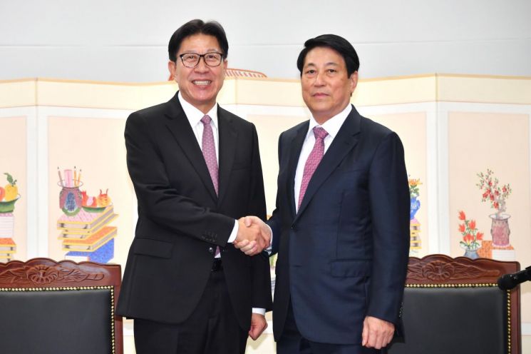 박형준 부산시장이 르엉 끄엉 베트남 국가주석과 악수하고 있다.