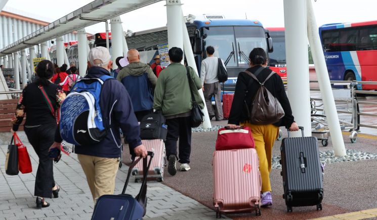인천 연수구 인천항 국제여객터미널을 통해 입국한 중국인 단체관광객들이 관광버스로 이동하고 있다. 연합뉴스