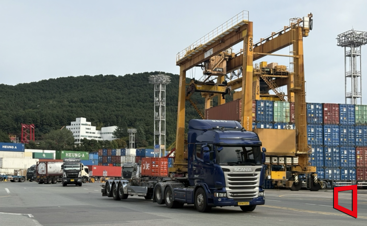 지난달 30일 부산 남구 신선대·감만터미널에서 컨테이너 운송차량이 주행하고 있다. 전영주 기자