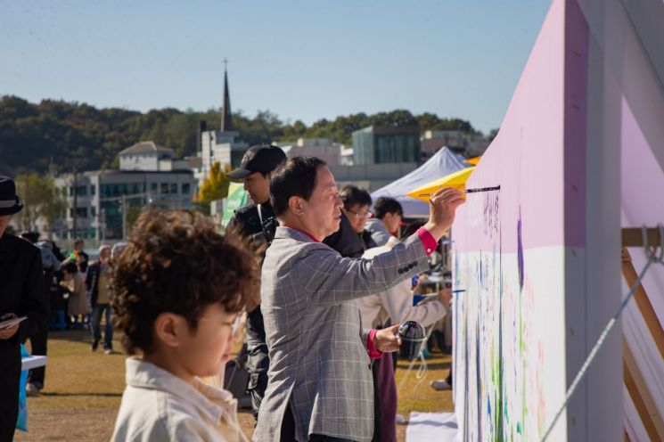 주광덕 남양주시장이 지난 1일 이석영광장에서 '제18회 남양주예술제'에 참석하고 있다. 남양주시 제공