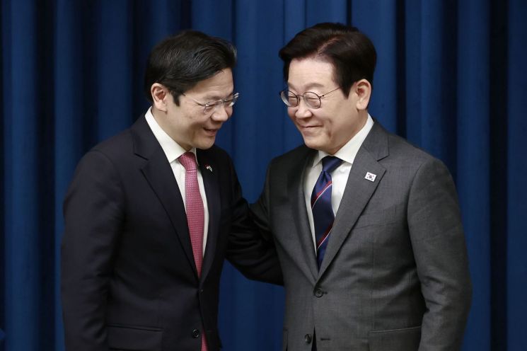 이재명 대통령과 로런스 웡 싱가포르 총리가 2일 용산 대통령실에서 공동언론 발표를 마친 뒤 인사하고 있다. 연합뉴스