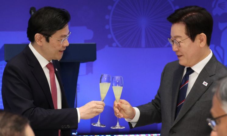 이재명 대통령과 로런스 웡 싱가포르 총리가 2일 용산 대통령실에서 열린 공식오찬에서 건배하고 있다. 연합뉴스