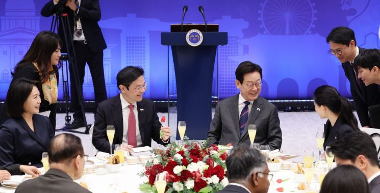 이재명 대통령 내외와 로런스 웡 싱가포르 총리 내외가 2일 용산 대통령실에서 열린 공식오찬에서 참석자들과 대화하고 있다. 연합뉴스