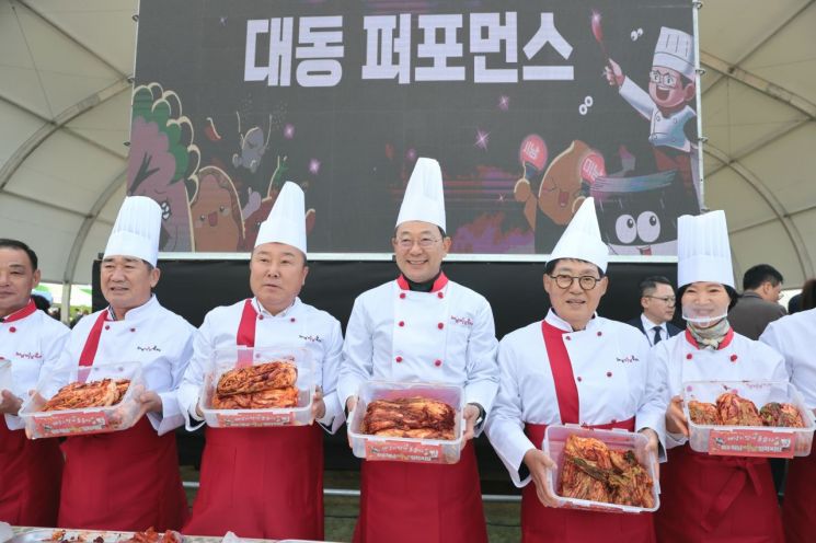 The kimchi mixing event symbolizing 515 villages was attended by political figures including Myung Hyun-kwan, Haenam County Governor, Park Ji-won, Member of the National Assembly, Lee Sung-ok, Chairman of Haenam County Council, and Kim Sung-il, Provincial Assembly Member. Photo by Lee Joong-kyung