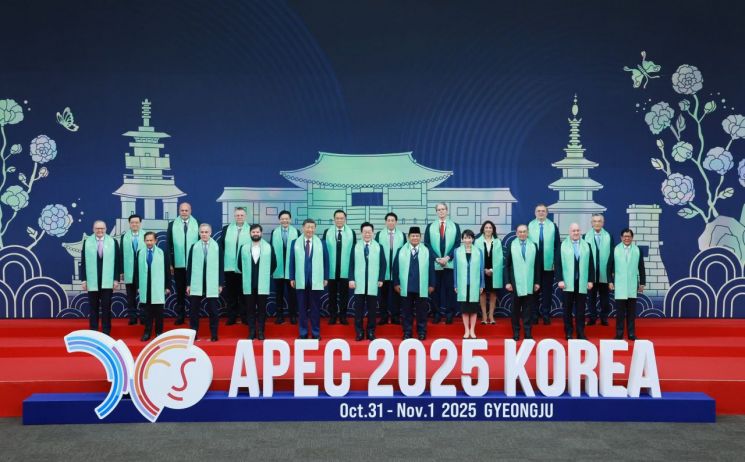 President Lee Jae-myung is seen wearing scarves made of hanbok fabric and taking commemorative photos with leaders from various countries at the 2025 Asia-Pacific Economic Cooperation (APEC) Summit held at the Gyeongju Hwabaek Convention Center (HICO) on November 1, 2025. Photo by Yonhap News Agency