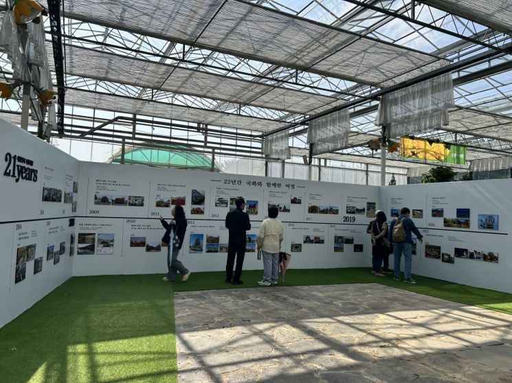 함평엑스포공원에서 열리고 있는 '2025 대한민국 국향대전' 축제장 내 나비생태관에 마련된 '명품분재전시관'과 '국향대전 역사관'이 관람객들에게 큰 호응을 얻고 있다. 전남 함평군 제공
