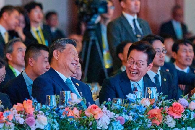 이재명 대통령과 시진핑 중국 국가주석이 10월 31일 경북 경주시 라한셀렉트호텔에서 열린 2025 아시아태평양경제협력체(APEC) 정상회의 환영 만찬에서 대화를 나누고 있다. 대통령실