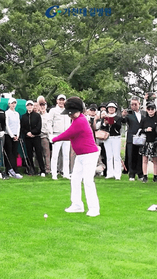 "93세 맞아요?" 박수 쏟아졌다…이길여 총장, 허리 꼿꼿 '풀스윙' 영상 화제