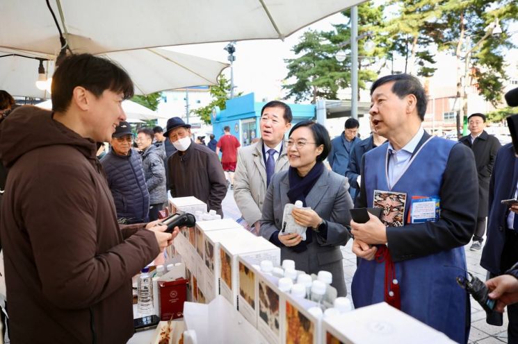 구윤철 경제부총리 겸 기획재정부 장관과 한성숙 중소벤처기업부 장관이 2일 서울 중구 두타몰 광장을 방문해 코리아 그랜드 페스티벌 현장을 둘러보고 있다.