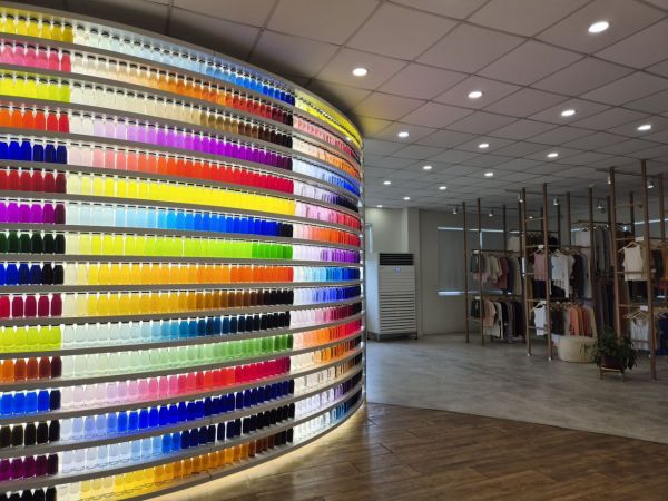 C&T VINA 공장단지 안에 위치한 칼라앤터치 법인. 칼라앤터치는 원단제조와 염색 기술에 특화돼 있다. 법인 안에 전시돼있는 염색 원료들. 이민지 기자.