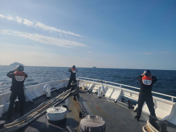 창원해경이 낚시어선 실종자를 수색하고 있다. 제공=창원해경.
