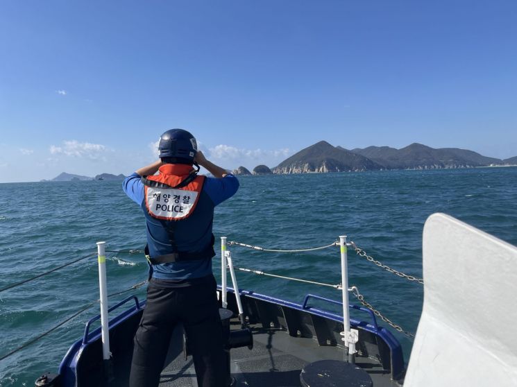 창원해경이 거제시 홍도 인근 해상에서 실종된 승객을 찾고 있다. 창원해양경찰서 제공