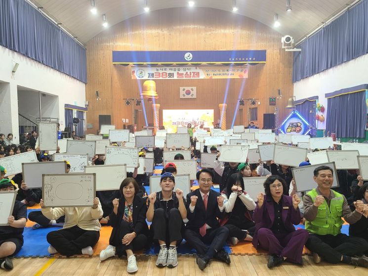 사천시 자영고등학교 「단 하나의 지구를 위한 도전! 환경 골든벨」 행사 현장 사진.