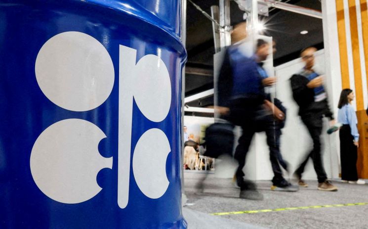 OPEC(석유수출국기구)의 로고가 새겨진 원유 배럴 모형. 로이터연합뉴스