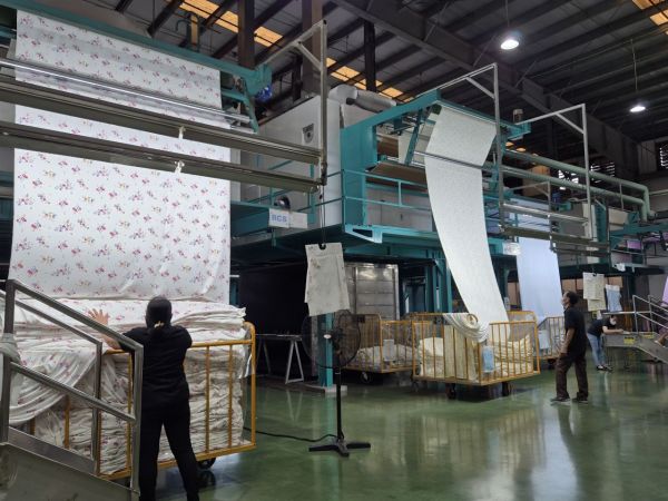 2공장에 놓인 프린팅 기계. 1일 생산량은 길이 기준 1만야드(9.1km) 정도다. 최대 12가지 다른 색상을 넣어 하나의 모양을 연출할 수 있다.