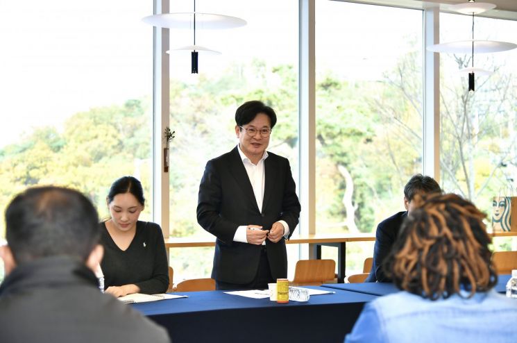 김병수 시장이 지난 31일 남아공과 헝가리, 체코, 튀르키예, 필리핀, 인도, 태국 등 7개국 대표 외신들과 애기봉평화생태공원과 접경지 안보관광을 주제로 외신 기자 간담회를 진행하고 있다다. 김포시 제공