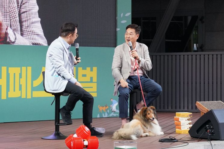 지난 6월 마로니에 펫케어페스티벌에 참석한 정문헌 종로구청장. 종로구 제공.