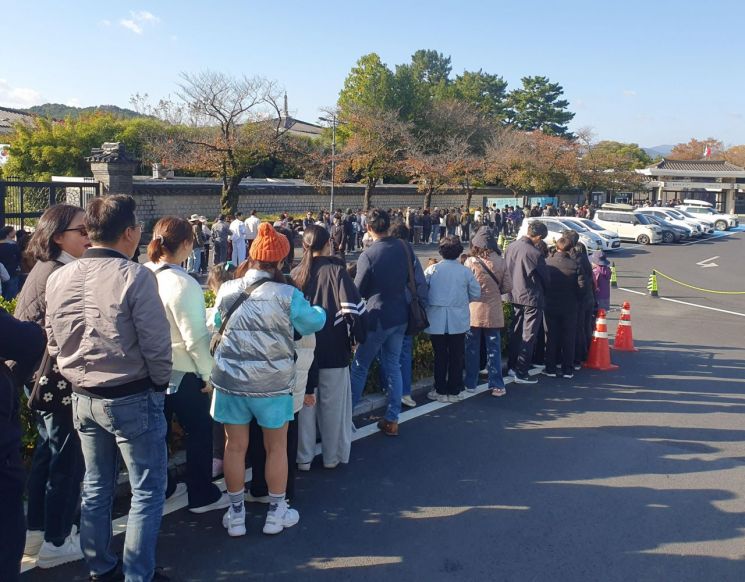 국내에서 발견된 신라금관 6점을 모두 모은 특별전 '신라금관, 권력과 위신' 일반 관람이 시작된 2일 국립경주박물관에 관람객들이 대기하고 있다. 연합뉴스